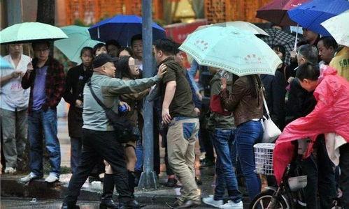 路边采访吃瓜群众视频,揭秘吃瓜群众眼中的社会百态