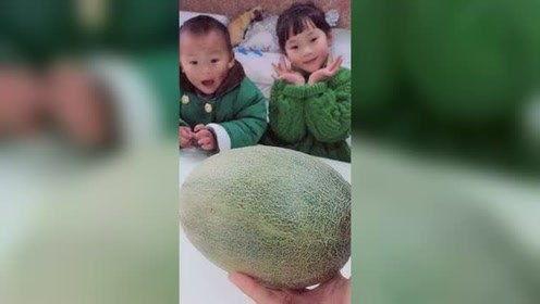 哥哥吃瓜吃到妹妹身上的视频,哥哥不慎将瓜汁溅到妹妹身上