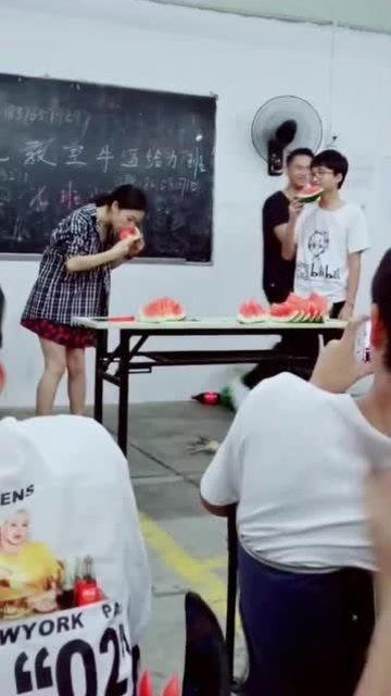 办公室女老师吃瓜视频,吃瓜视频引发网友热议